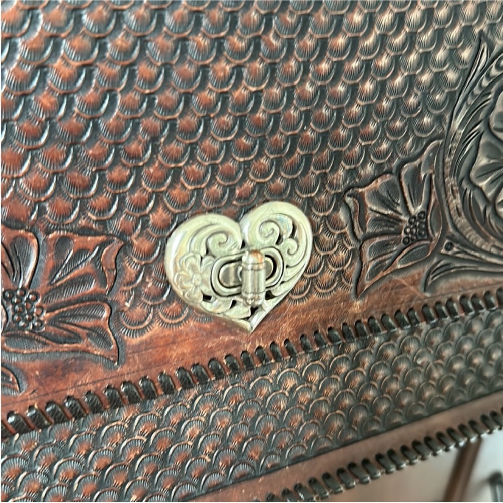 🤎Vintage~Handmade Leather Bag with Heart Clasp Closure - Picture 10 of 14